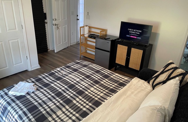 30 day min stay - Newly remodeled 1 bedroom suite