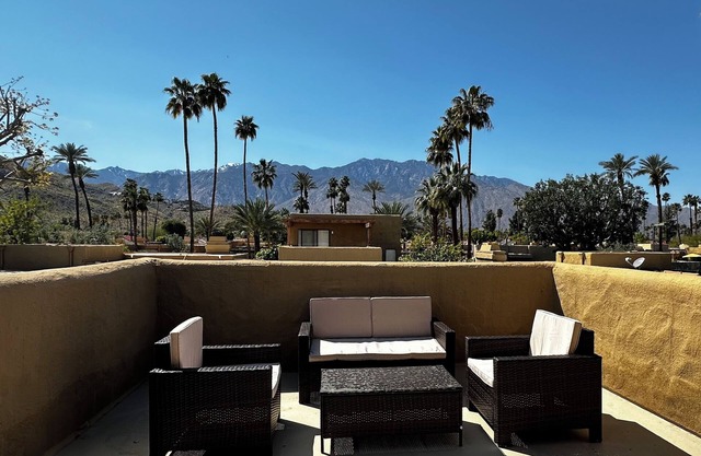 30-day minimum, 5 miles to downtown and 1 mile from airport