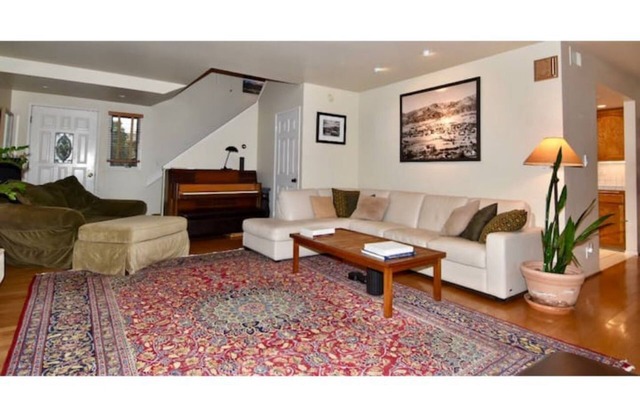 30 day minimum: Beautiful Upper West Townhome