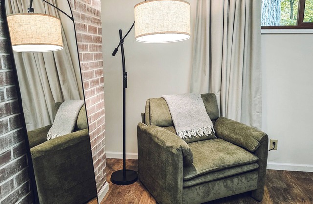 30+ Day Stay - 2-BR Rural Cabin at Singing Woods - 13 min to downtown Peoria