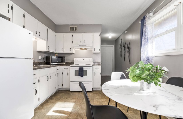 30 days minimum 2b1b Spacious unit near downtown/stadiums in independence MO