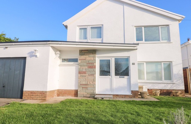 30 LONG SHEPHERDS DRIVE, family friendly in The Mumbles