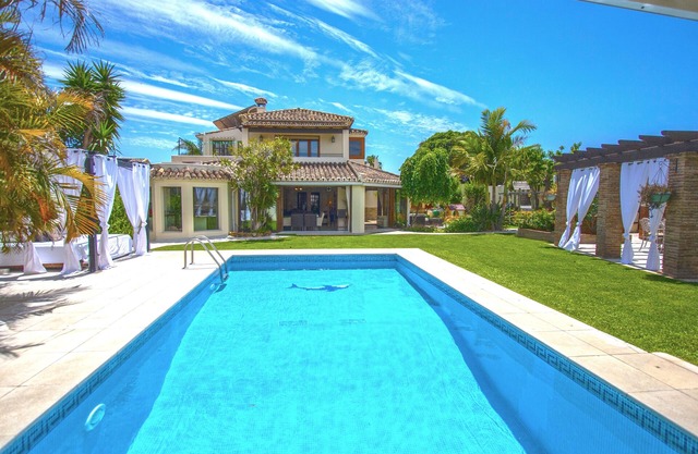 300 meters from beach, children's playground, heated pool, exterior kitchen/BBQ
