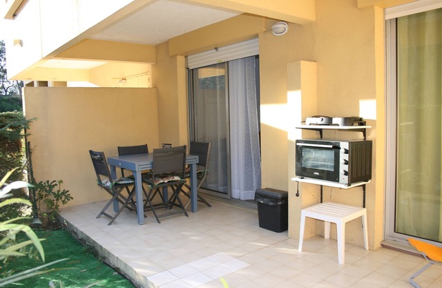 300 meters from the beach, modern T2 apartment with terrace.
