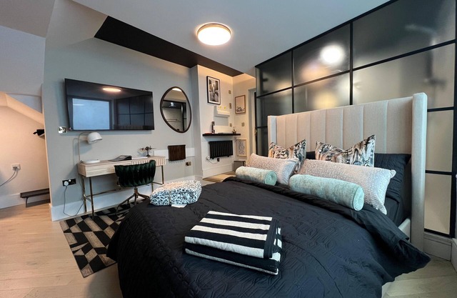 300m to Totteridge and Whetstone Tube Station | New Modern Living Studio