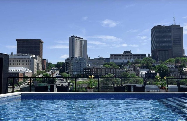 309980 2026/04/30 - 3 1/2 Ultramodern - Urban and trendy neighborhood