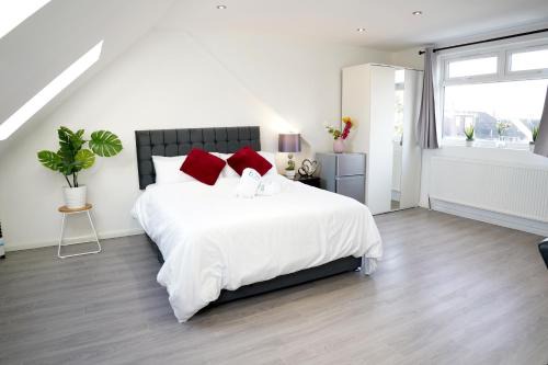 32GC Dreams Unlimited - Heathrow Studio Flat w free on-street parking