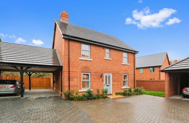 33 CRANESBILL CLOSE, pet friendly, with a garden in Colchester