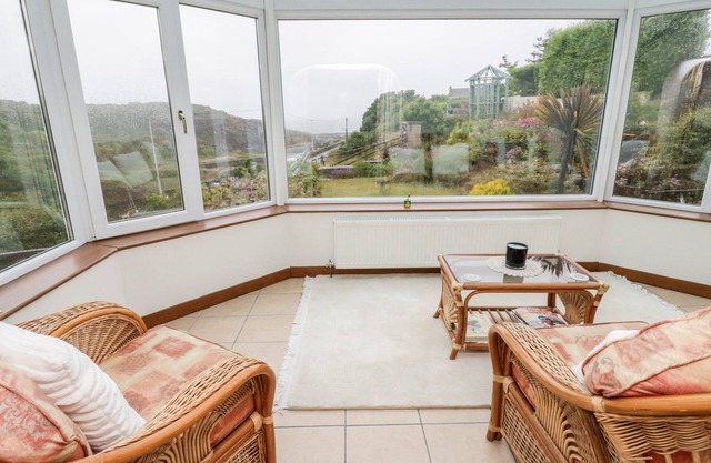 35 UPPER QUAY STREET, pet friendly, with a garden in Amlwch