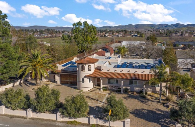 3500sf, Single Level, 4 King Beds, 12ft Hot Tub!