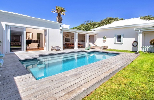 36 Beachy Head - Solar Power, Beachfront 4 Bd 4 Bt