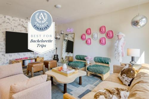 36 Guests on Music Row Bachelorette Suites Glam Room 5 Minutes to Downtown