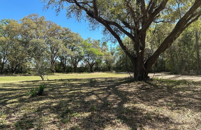 36’ Vintage Comfortable RV Screened Patio, 3 Acres 15min to Ocala & The Villages