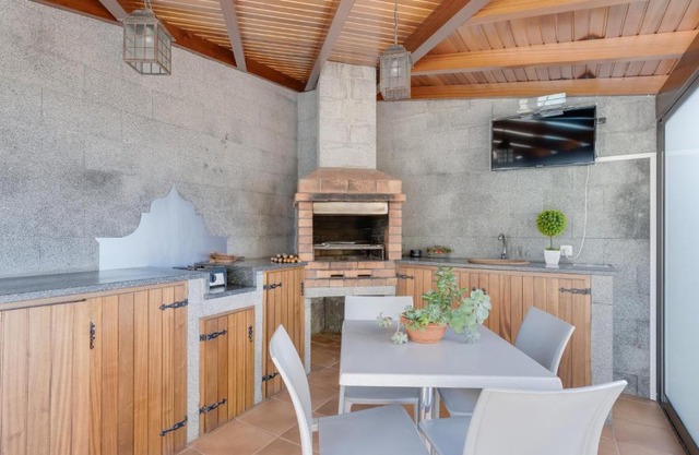 3B Villa Heated Pool Barbecue Games Room