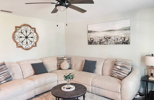 3B2BA house in Palmetto W/Pool & Movie Room