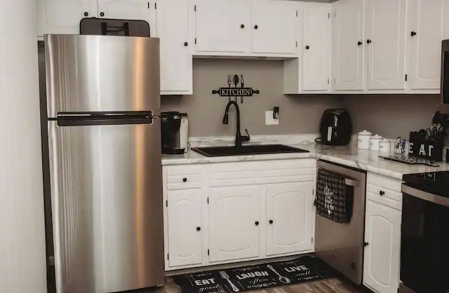 3bd 1ba Bungalow conveniently located near airport.nn