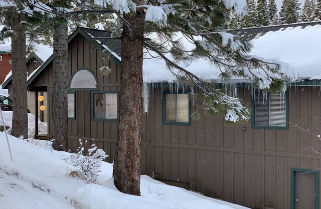 3BD/2BA Charming Updated Tahoe Donner Home with Fireplace and Hardwood Floors