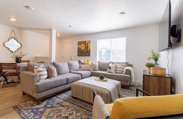 3BD/2BA Sleeps 8+ stylish new build within 90 minutes of 3 National Parks!