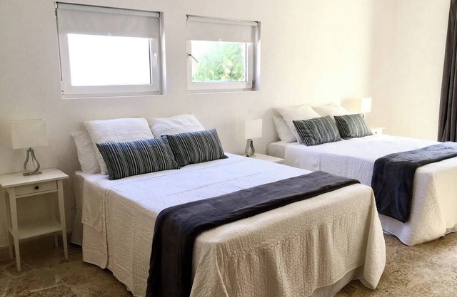 3BD/3BA beachfront condo with sea views, near shops/bars