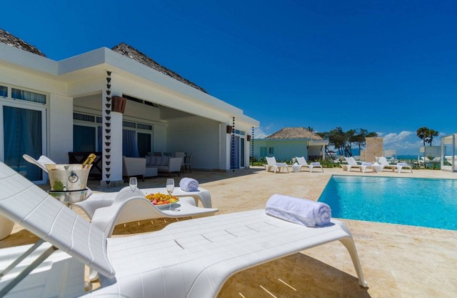 3BD Oceanfront villa, private pool & golf cart, gym/tennis!