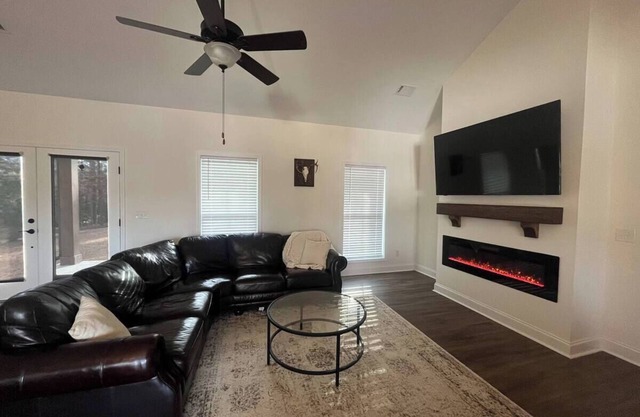 3bed/2bath Lake Front Home Available for Masters