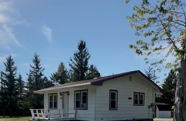 3BR/2B charming Cass Lake home with a long paved driveway with outside outlet!