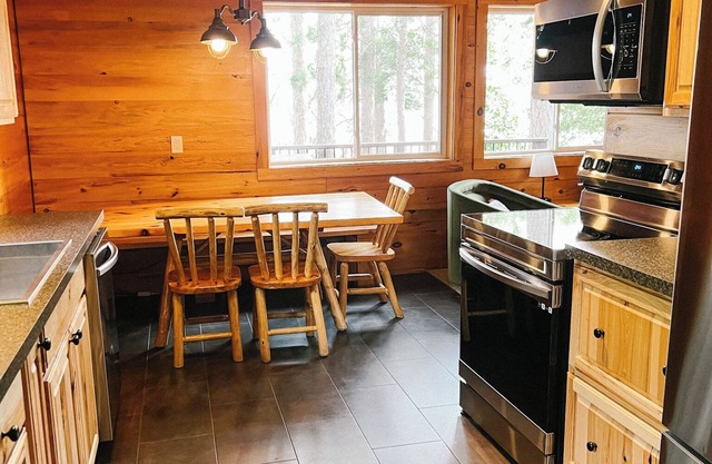 3BR 2BA cabin with beach, sauna, game room, tennis, pickle ball, hiking
