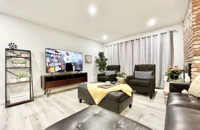 3BR/2BA Near the BLVD - Parking, Laundry, Sleep 10