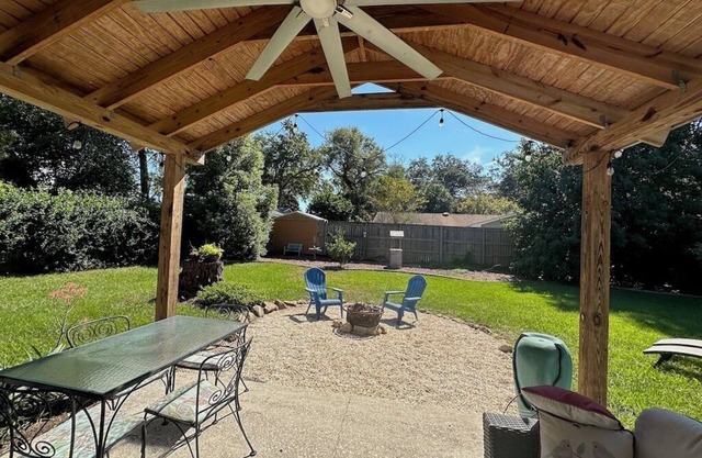 3BR/2BA, Sleeps 6 and Pet Friendly. Short walk to the Beach and Pier Village!