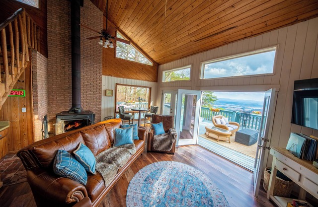 3BR, 2BA, stunning mtn view, jacuzzi, dry sauna, fire pit, wood burning stove