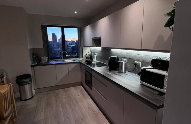 3Br-3Bath-Central London-Parking-PetsOK-Fireplace