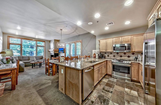 3BR, Breakfast/Happy Hour incl, STEPS to Gondola and Spa