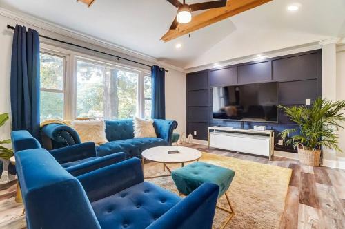 3BR Charlotte Getaway, Hot Tub & Mini Golf Fun