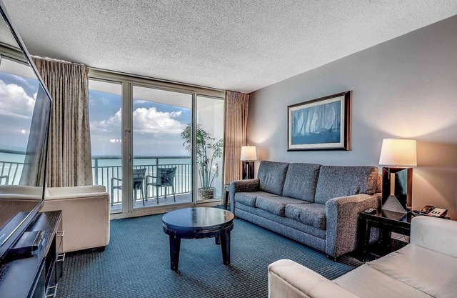 3BR Direct Oceanfront at Oceans One, Pools, Modern