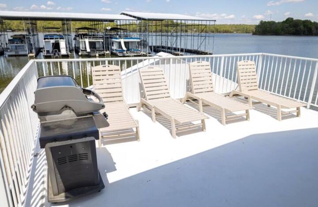 3BR Floating Cabin 1: Bring the Family & the Dog!