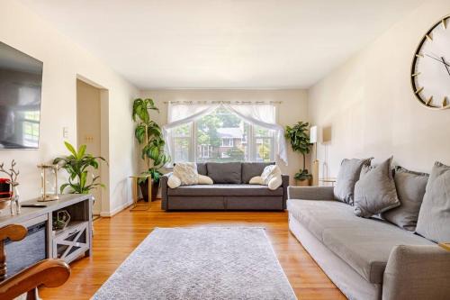 3BR Home - Free Parking-WiFi Kitchen Laundry-Kids Friendly-Near DC & Downtown & Metro-Patio & Deck