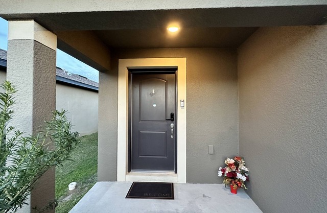 3BR Home, Modern Amenities, Patio - FL Escape Awaits!