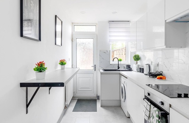 3Br-Sleeps8-Parking-Wifi-CloseStation