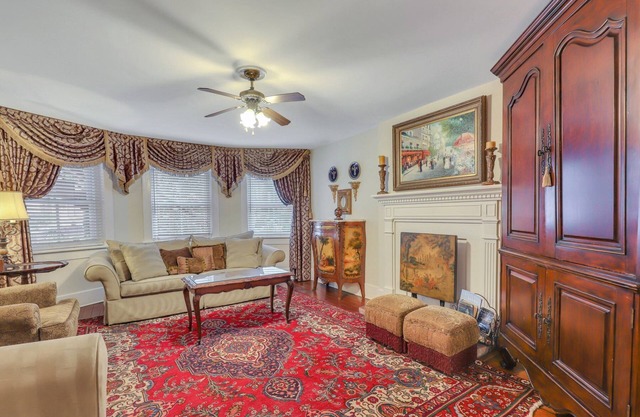 3BR Street Level Apartment on Jones St w/Parking