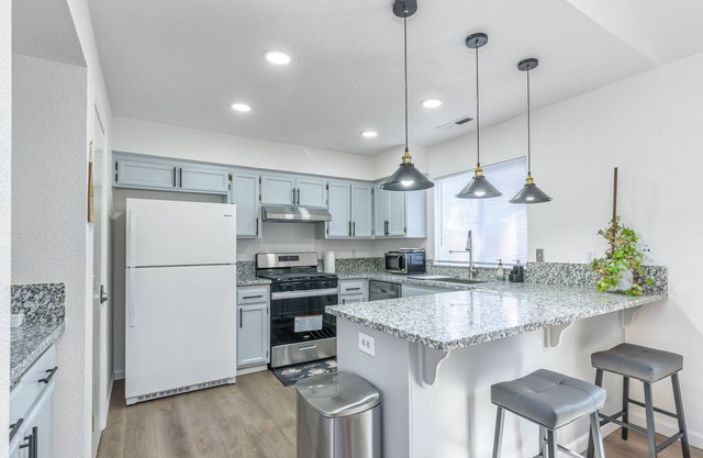 3BR Stylish Retreat en route to Yosemite, Centrally Located in Merced!