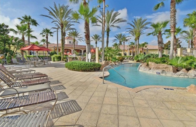 3BR Townhouse at Regal Palms: Pool and Disney Fun