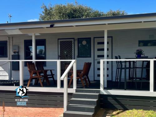 3BR Updated Coastal Beach House in Funky Port Elliot