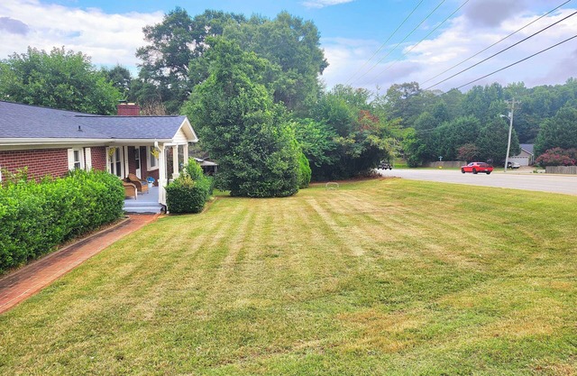 3BR with Fireplace, Smart TV , Near BMW & GSPn