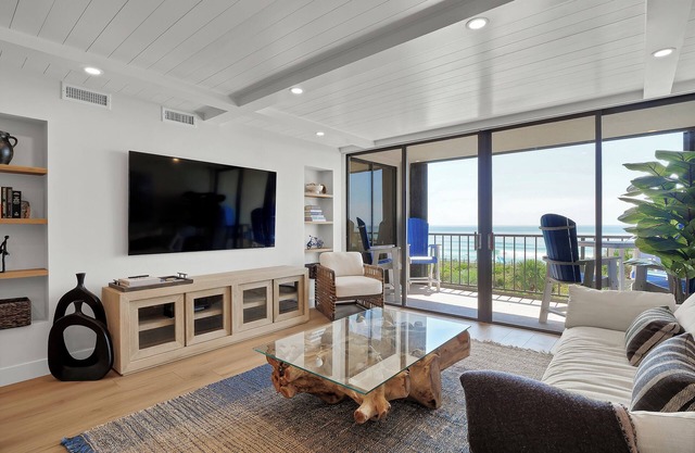 3J - A gorgeous updated 2 bedroom/2 bathroom property in Station One