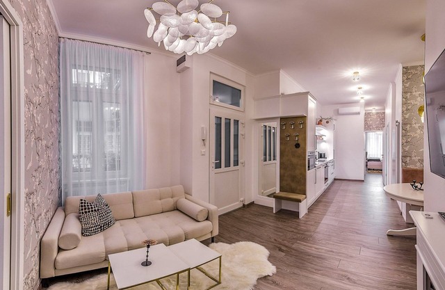 3min from New York Cafe, 5min from Grand Synagogue! Deluxe condo with air con!