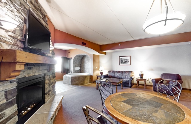 3rd-floor condo with elevator, jetted tub, full kitchen, & fireplace