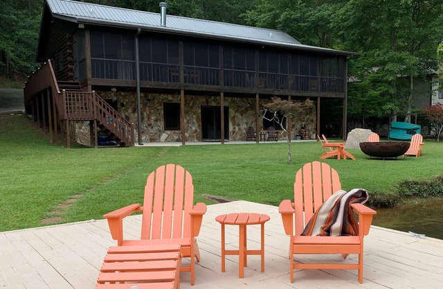 4 B/R, Flat Lot, Only a few Steps to the Water, Beautiful Lake Front, Quiet Cove