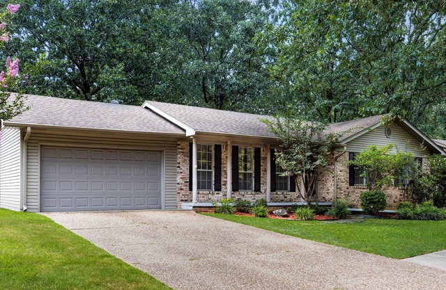 4 Bd , 2.5 Ba Home on the Lake in Safe, Convenient Area. Sleeps 12