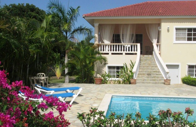 4-BD guest-friendly villa in central Sosua with private pool/garden