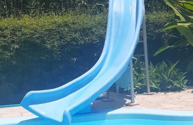 4 Bdm Family Home near Sandy Beach. A/C Private Pool & big yard. Pet friendly.